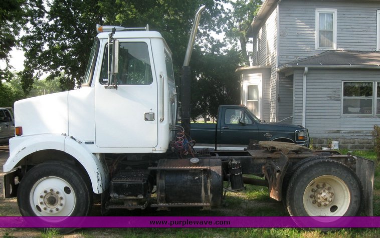 image for item 2420 1984 Volvo semi truck