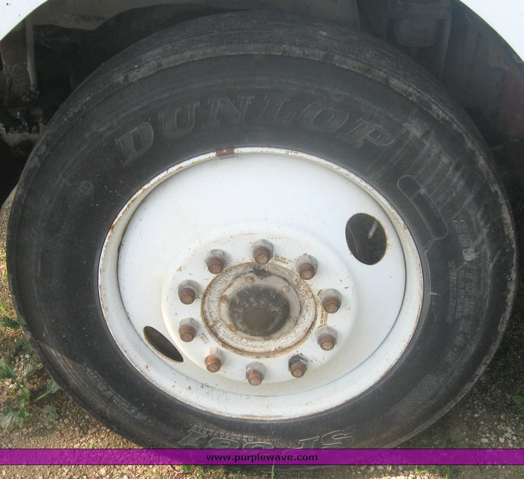 image for item 2420 1984 Volvo semi truck