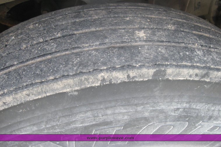 image for item 2420 1984 Volvo semi truck