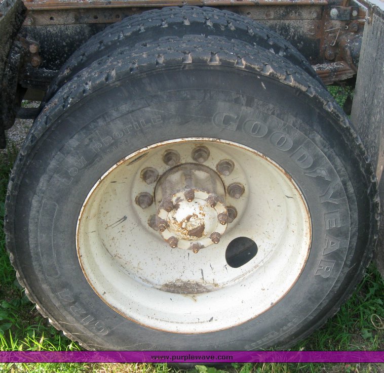 image for item 2420 1984 Volvo semi truck