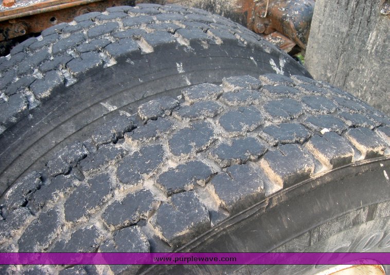 image for item 2420 1984 Volvo semi truck