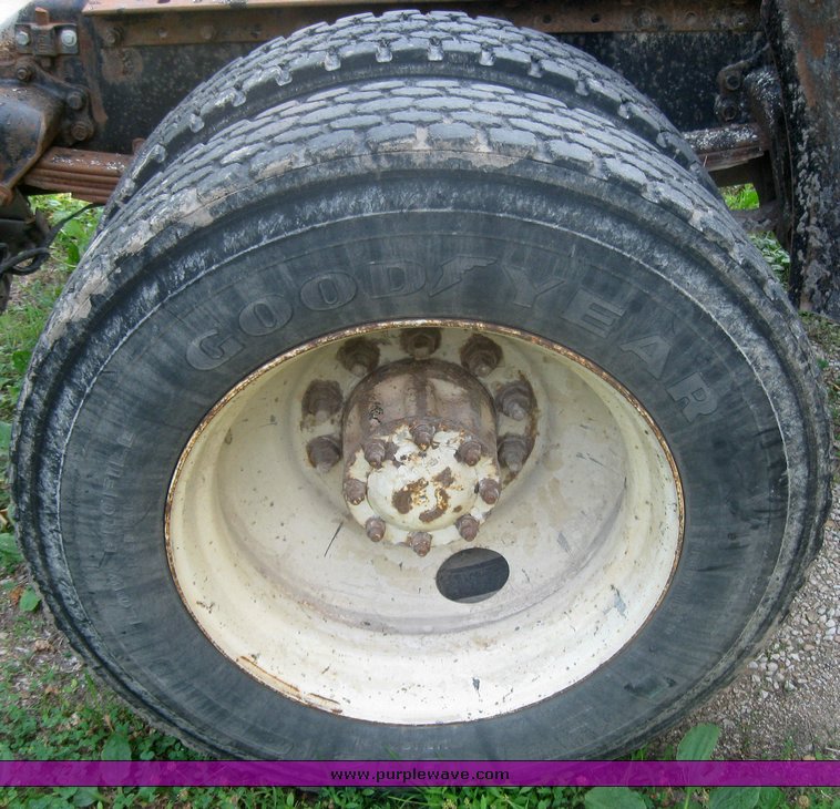 image for item 2420 1984 Volvo semi truck