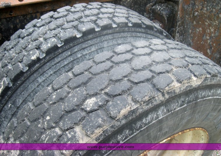 image for item 2420 1984 Volvo semi truck