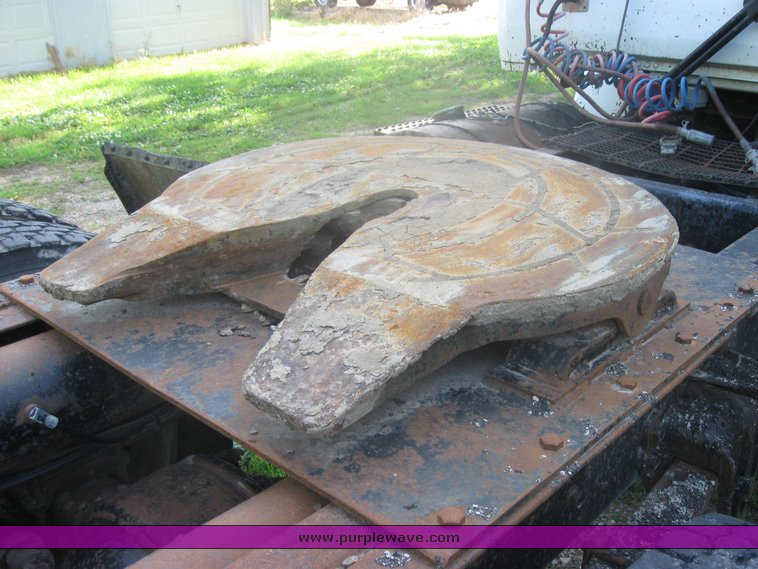 image for item 2420 1984 Volvo semi truck