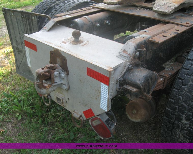 image for item 2420 1984 Volvo semi truck