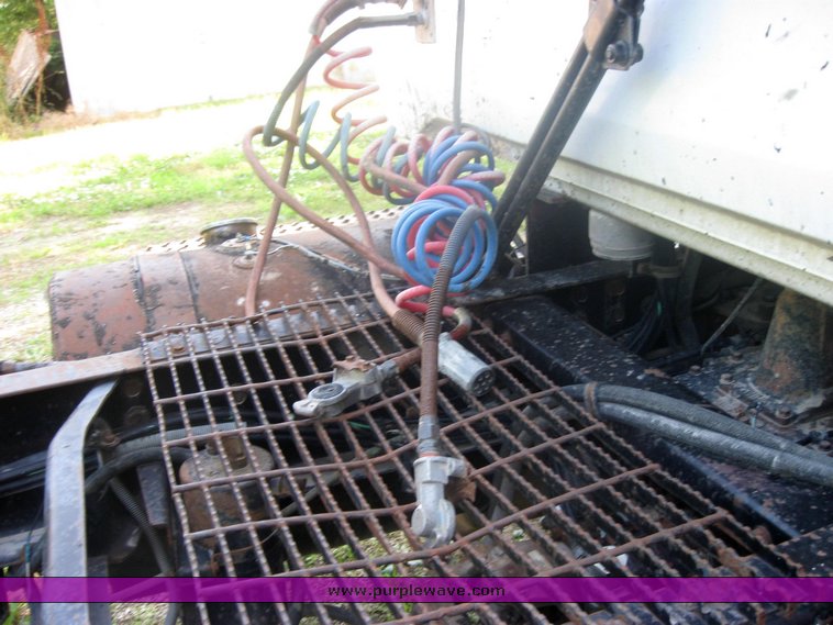 image for item 2420 1984 Volvo semi truck