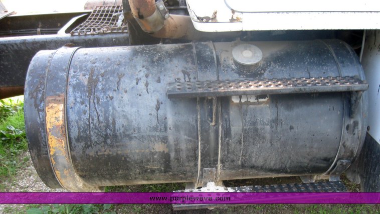 image for item 2420 1984 Volvo semi truck