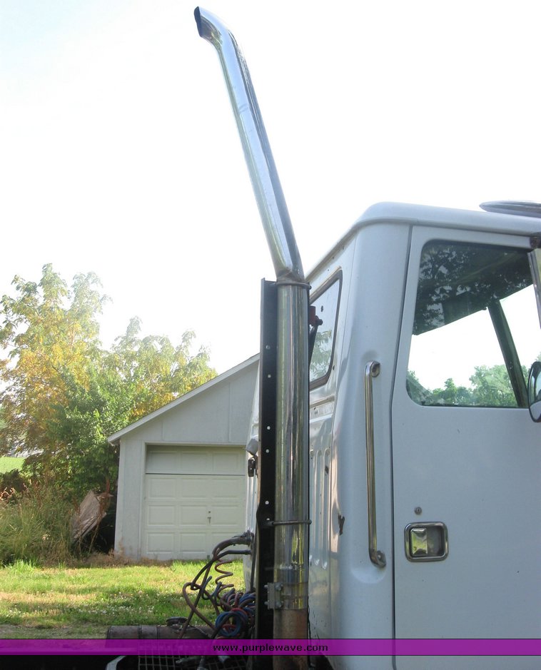 image for item 2420 1984 Volvo semi truck