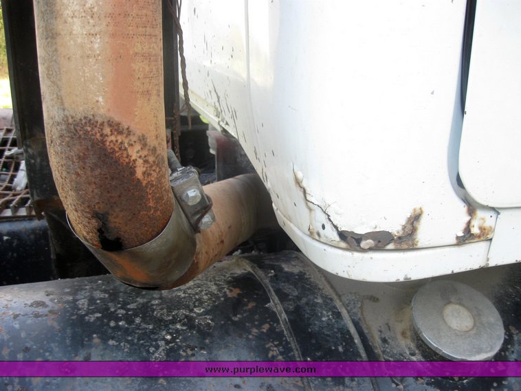 image for item 2420 1984 Volvo semi truck