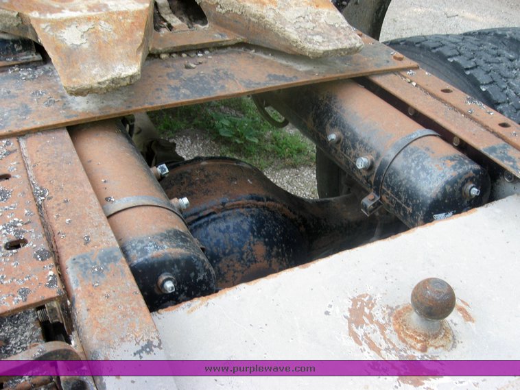 image for item 2420 1984 Volvo semi truck