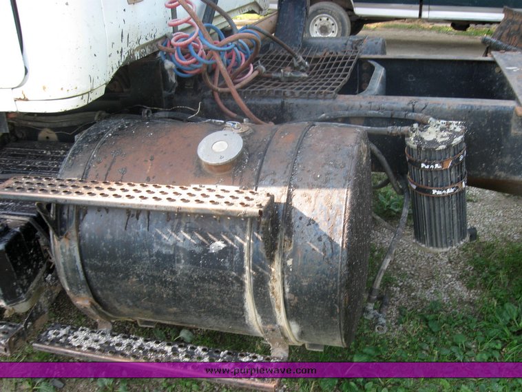 image for item 2420 1984 Volvo semi truck