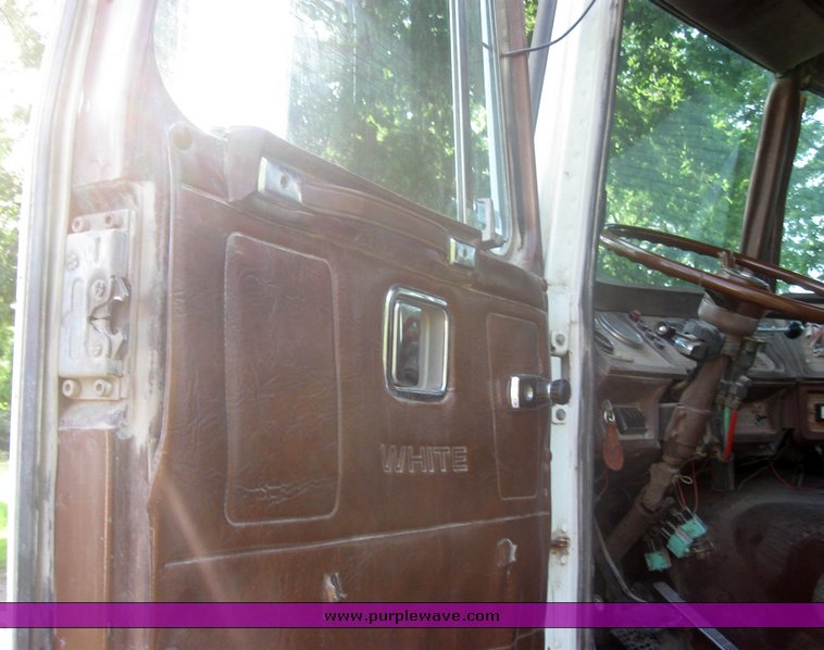 image for item 2420 1984 Volvo semi truck