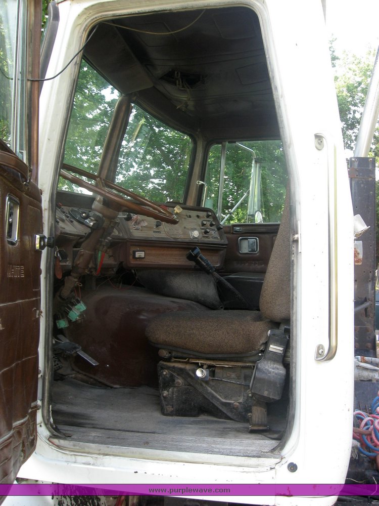 image for item 2420 1984 Volvo semi truck