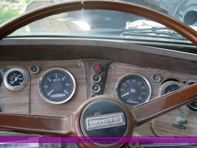 image for item 2420 1984 Volvo semi truck