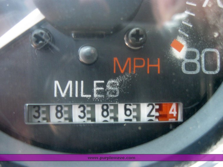 image for item 2420 1984 Volvo semi truck