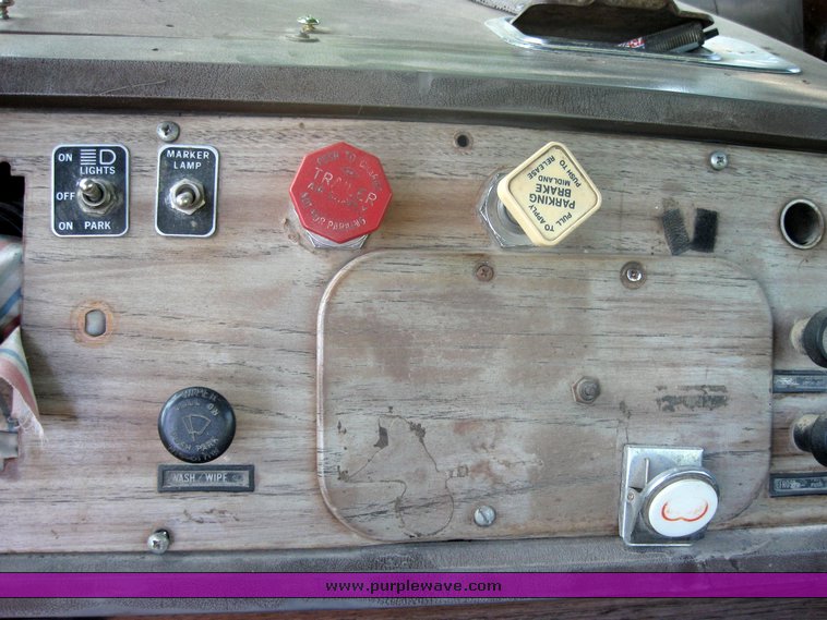 image for item 2420 1984 Volvo semi truck