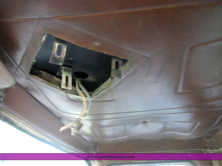 image for item 2420 1984 Volvo semi truck