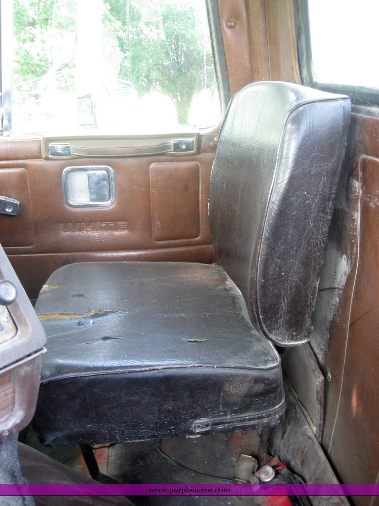 image for item 2420 1984 Volvo semi truck