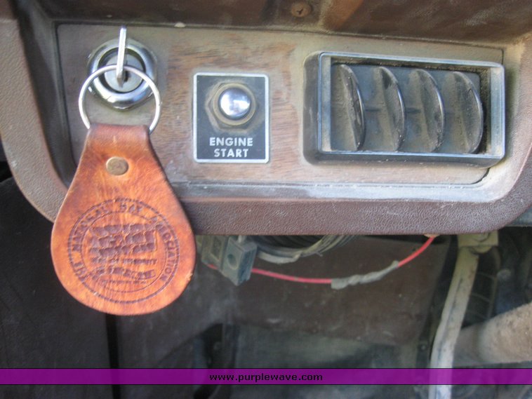 image for item 2420 1984 Volvo semi truck