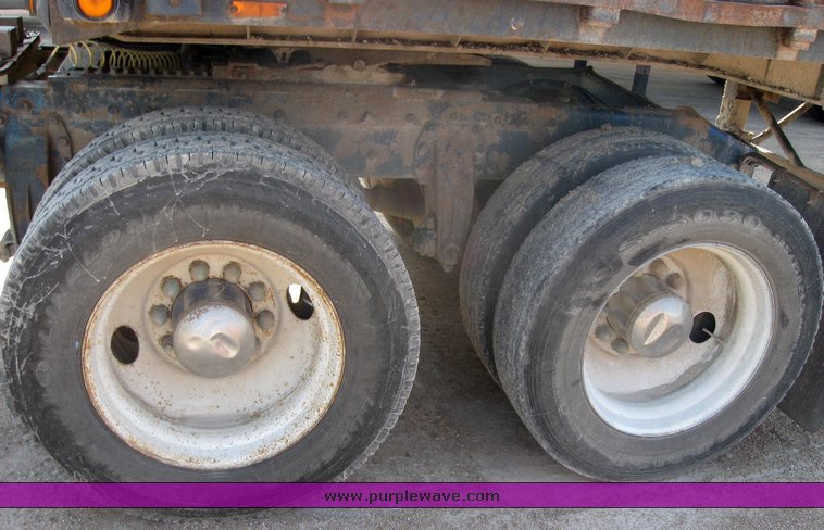 image for item 2422 1989 Peterbilt Conventional 377 sleeper cab semi truck