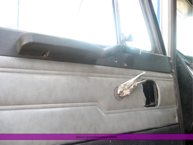 image for item 2422 1989 Peterbilt Conventional 377 sleeper cab semi truck