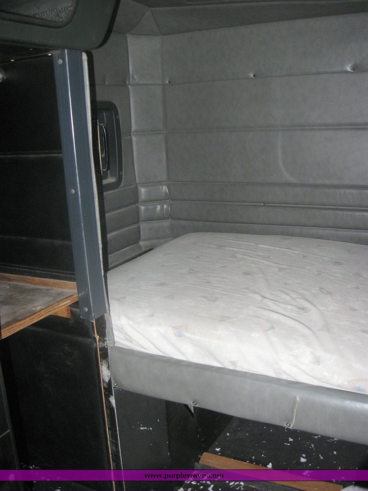 image for item 2422 1989 Peterbilt Conventional 377 sleeper cab semi truck