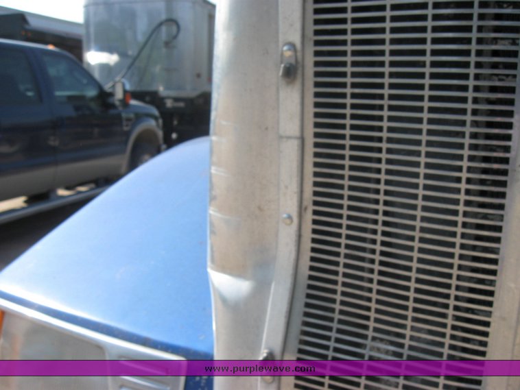 image for item 2422 1989 Peterbilt Conventional 377 sleeper cab semi truck