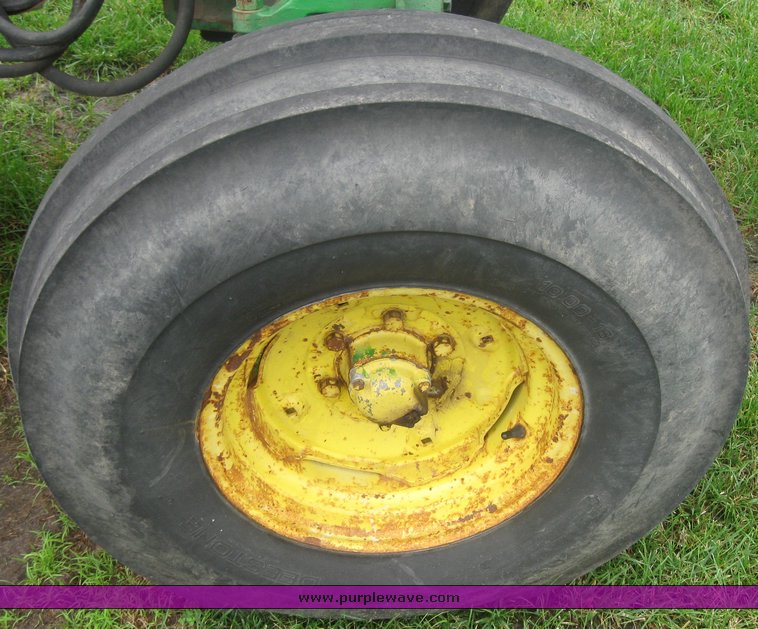 image for item 2466 1985 John Deere 2840 tractor with loader