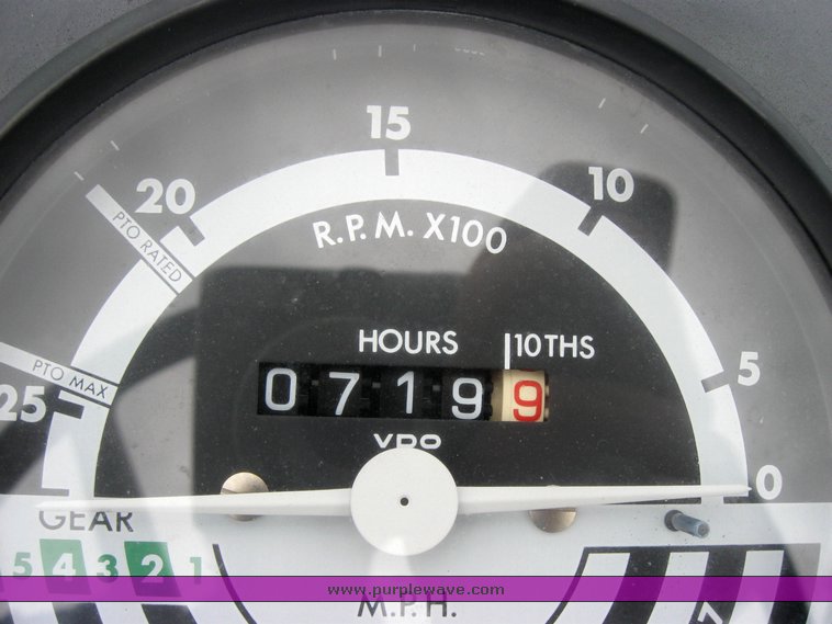 image for item 2466 1985 John Deere 2840 tractor with loader