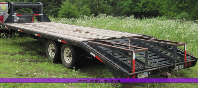 image for item 3914 2000 PJ gooseneck trailer