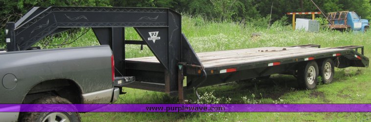 image for item 3914 2000 PJ gooseneck trailer