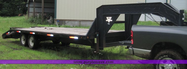 image for item 3914 2000 PJ gooseneck trailer