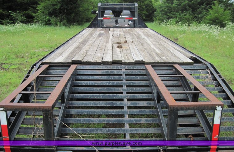 image for item 3914 2000 PJ gooseneck trailer