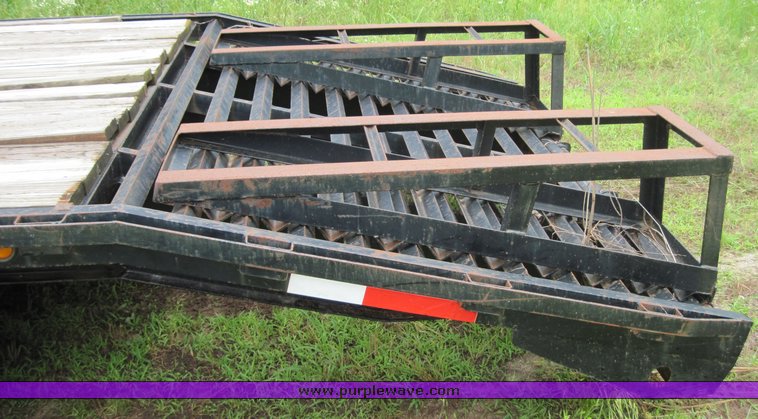 image for item 3914 2000 PJ gooseneck trailer