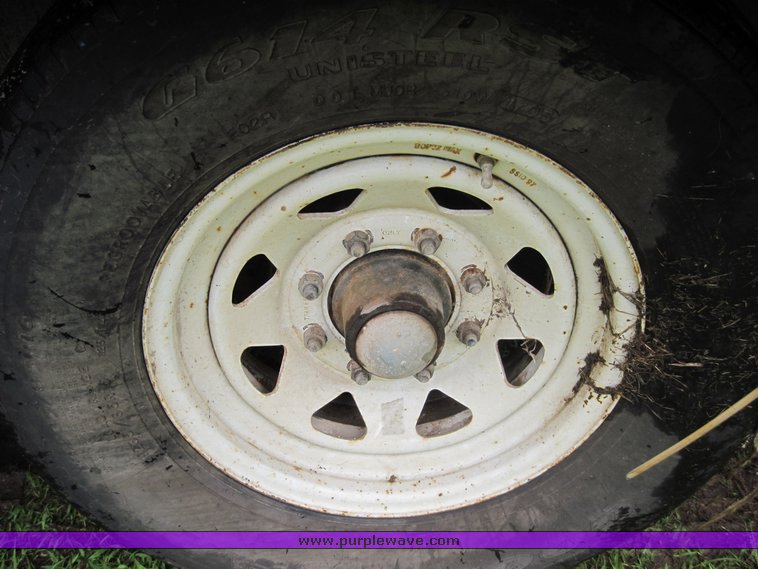 image for item 3914 2000 PJ gooseneck trailer