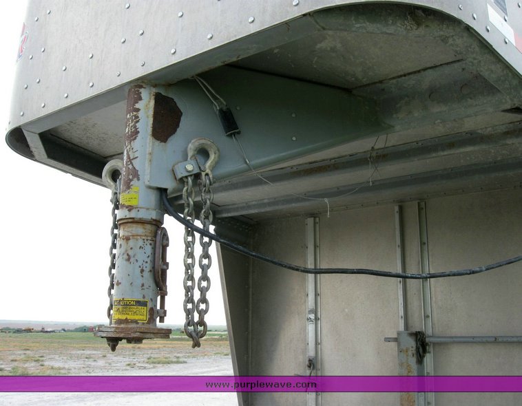 image for item 6844 2004 Wilson PSGN-9026T 26' gooseneck aluminum trailer