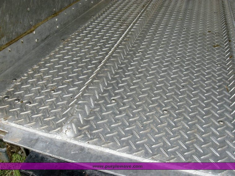 image for item 6844 2004 Wilson PSGN-9026T 26' gooseneck aluminum trailer