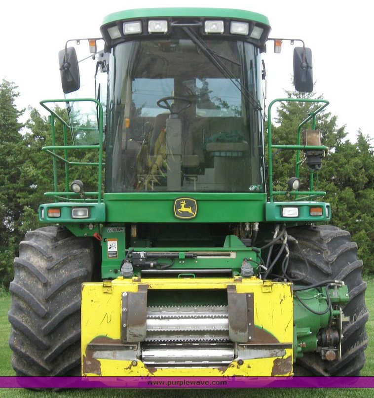image for item 6846 2005 John Deere 7800 self-propelled forage harvester