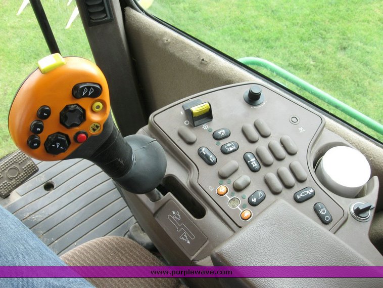 image for item 6846 2005 John Deere 7800 self-propelled forage harvester