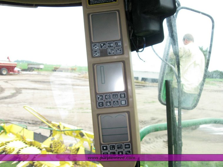 image for item 6846 2005 John Deere 7800 self-propelled forage harvester