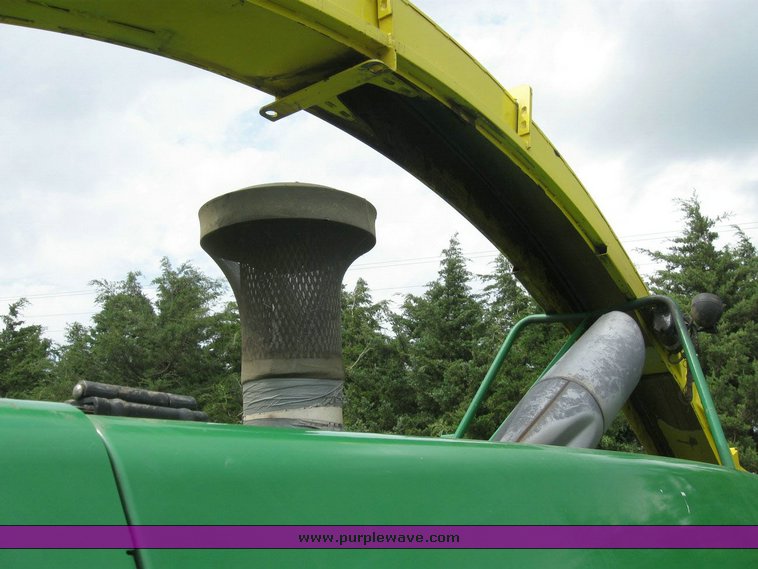 image for item 6846 2005 John Deere 7800 self-propelled forage harvester