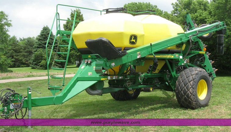 image for item 6847 2008 John Deere 1890 air seeder with 2009 John Deere 1910 commodity cart