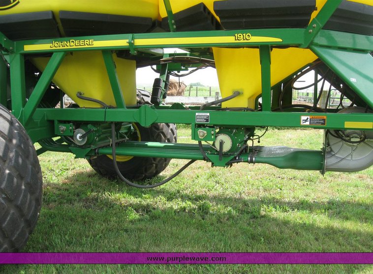 image for item 6847 2008 John Deere 1890 air seeder with 2009 John Deere 1910 commodity cart