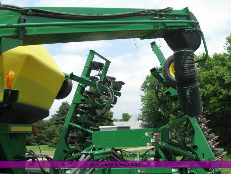 image for item 6847 2008 John Deere 1890 air seeder with 2009 John Deere 1910 commodity cart