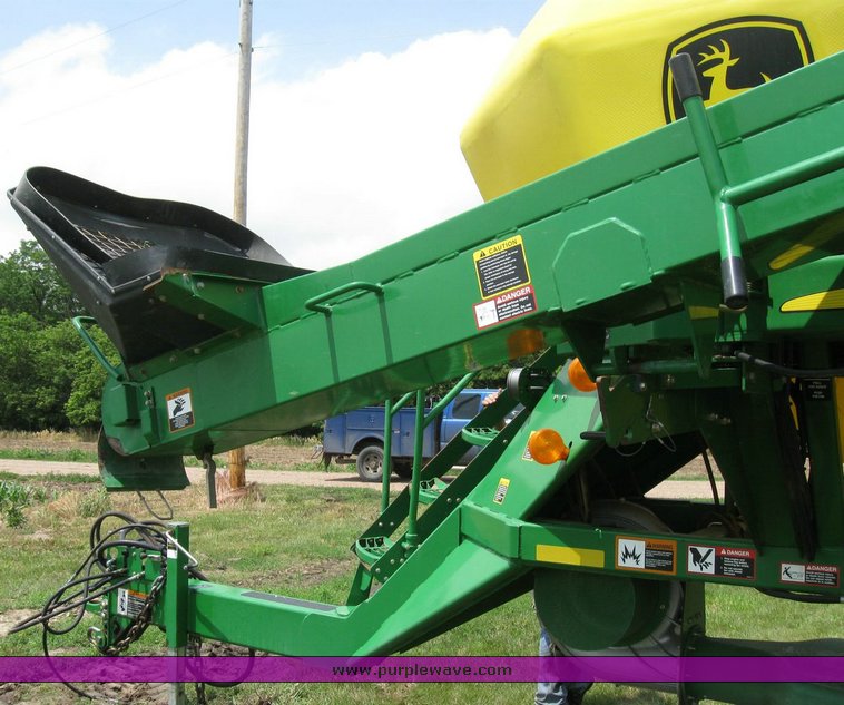 image for item 6847 2008 John Deere 1890 air seeder with 2009 John Deere 1910 commodity cart