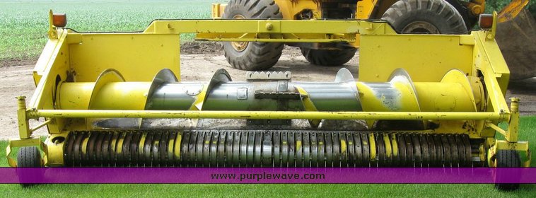 image for item 6849 2001 John Deere 640A pickup head