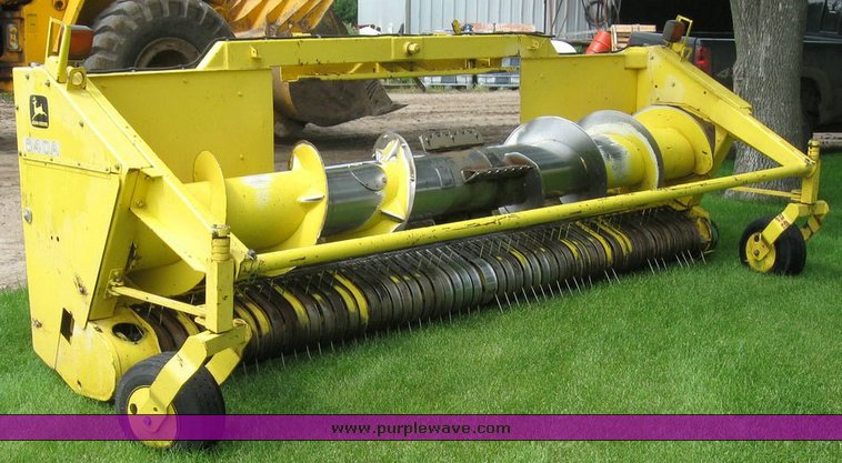 image for item 6849 2001 John Deere 640A pickup head