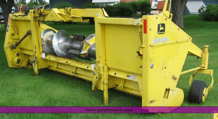 image for item 6849 2001 John Deere 640A pickup head
