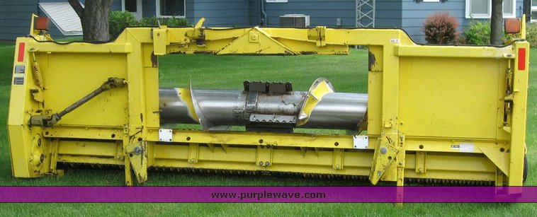 image for item 6849 2001 John Deere 640A pickup head