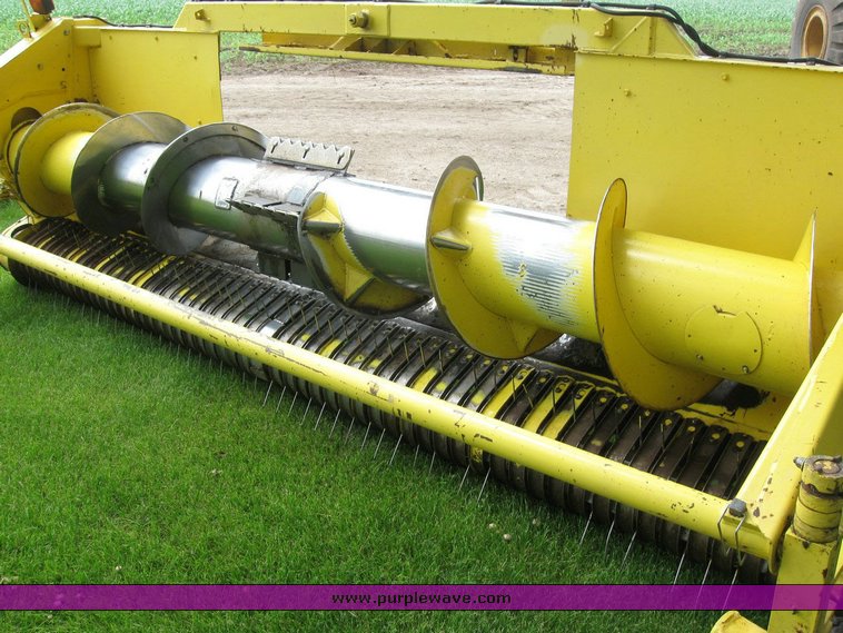 image for item 6849 2001 John Deere 640A pickup head